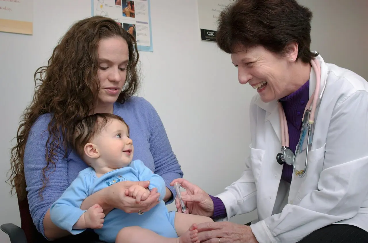 Vaccinare universală împotriva RSV: cum putem reduce spitalizările la sugari